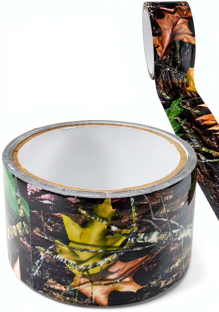 Ruban camouflage Outdoor Saxx enroulé sur support en forêt